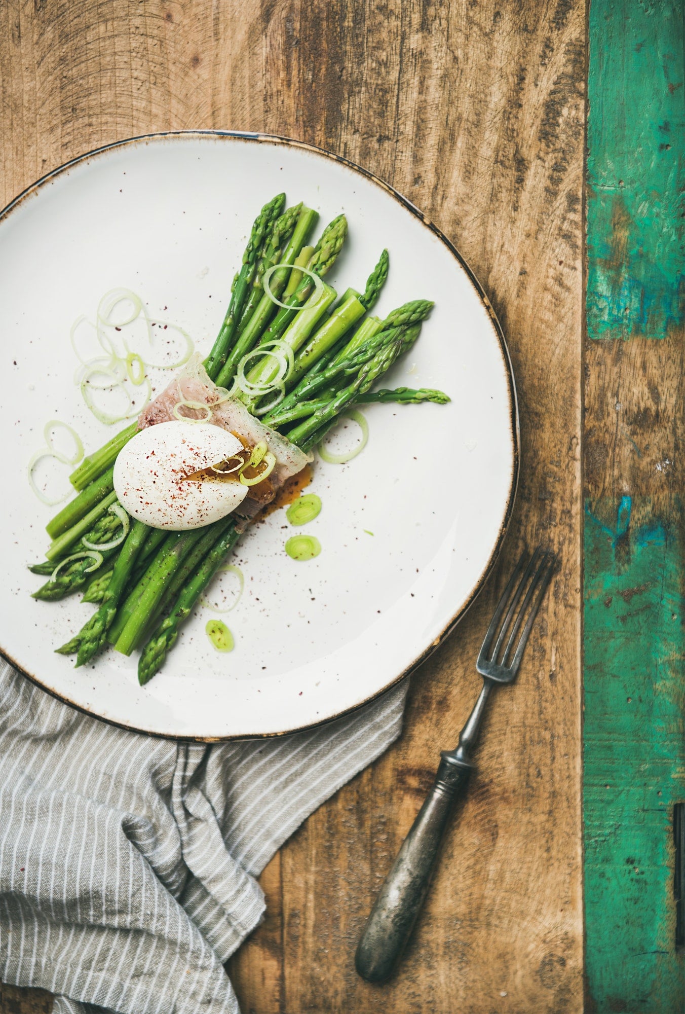 Green asparagus with soft-boiled egg