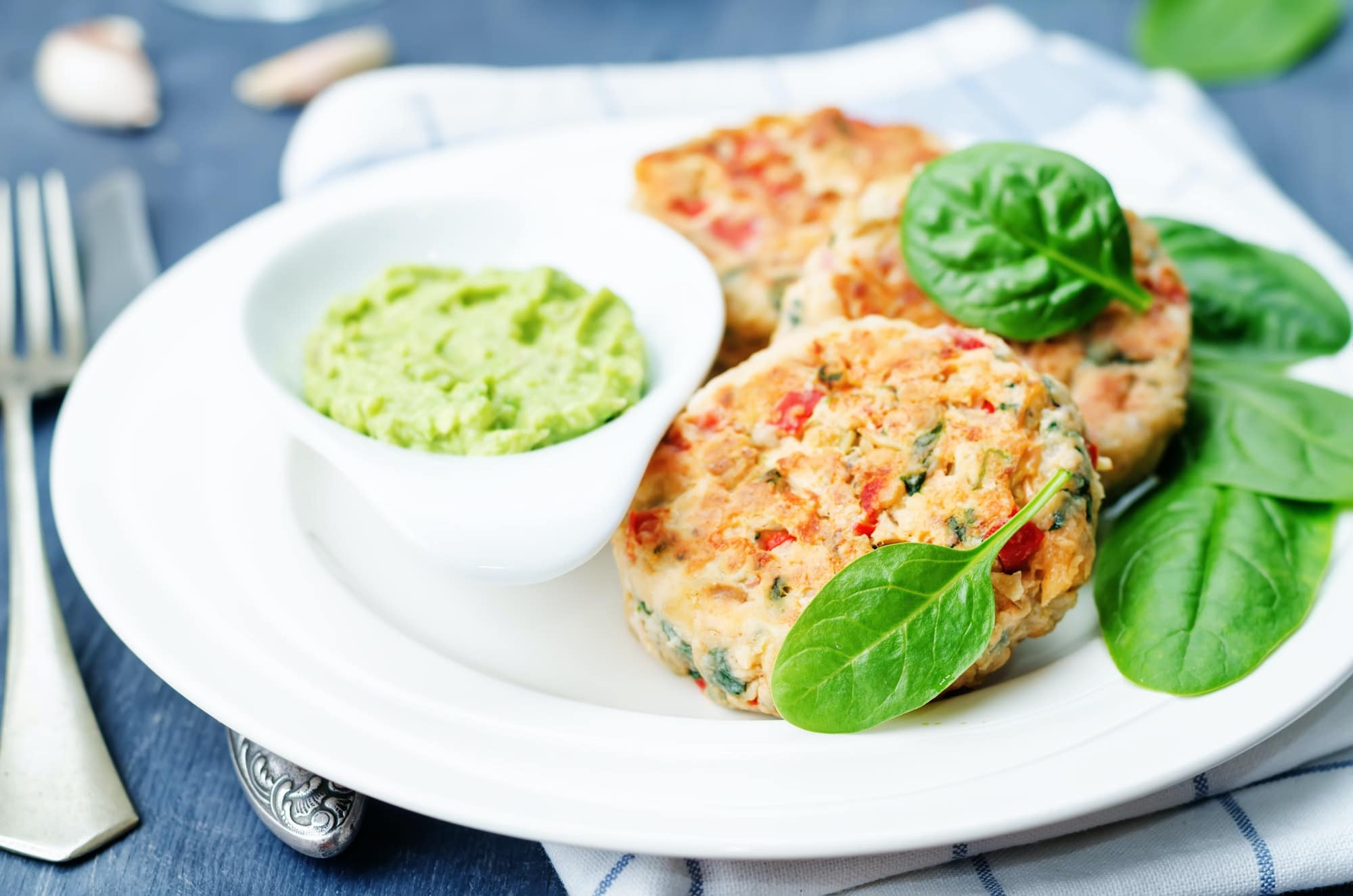 vegetables spinach salmon burgers with avocado sauce